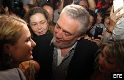 La celebridad estadounidense Paris Hilton (i), heredera del imperio hotelero de su apellido, habla con Fidel Castro Díaz-Balart (c), hijo del líder cubano Fidel Castro,