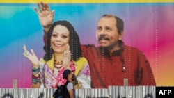 Un poster de Daniel Ortega y Rosario Murillo, presidente y vicepresidenta de Nicaragua
