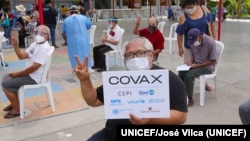 Personas esperando recibir vacuna contra el COVID-19 en Perú
