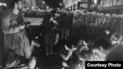 Jóvenes manifestantes ante el cordón policial en Praga. 