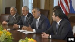 El presidente de Estados Unidos, Barack Obama (c), junto a los mandatarios de El Salvador, Salvador Sánchez (i); de Guatemala, Otto Pérez Molina (2 i); y de Honduras, Juan Orlando Hernández (d). 