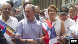 El alcalde de Nueva York, Michael Bloomberg (2-i), corta la cinta de inicio del Desfile Nacional Dominicano 2013.