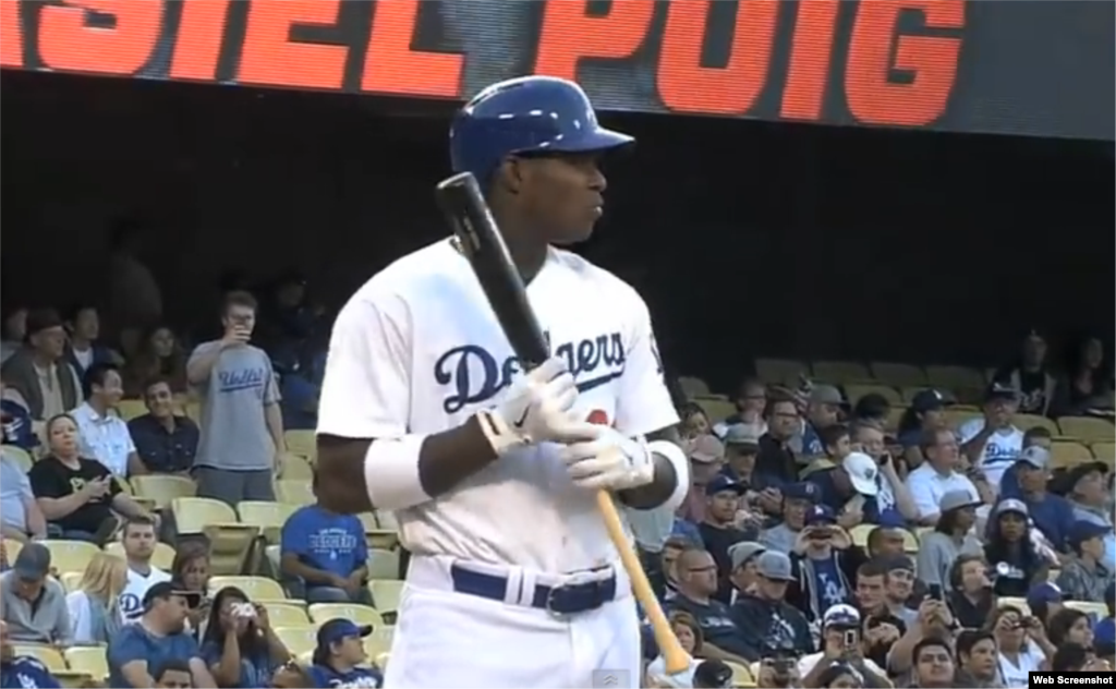 El jardinero derecho de los Dodgers de Los Angeles, Yasiel Puig, impresiona al bate y a la defensiva.