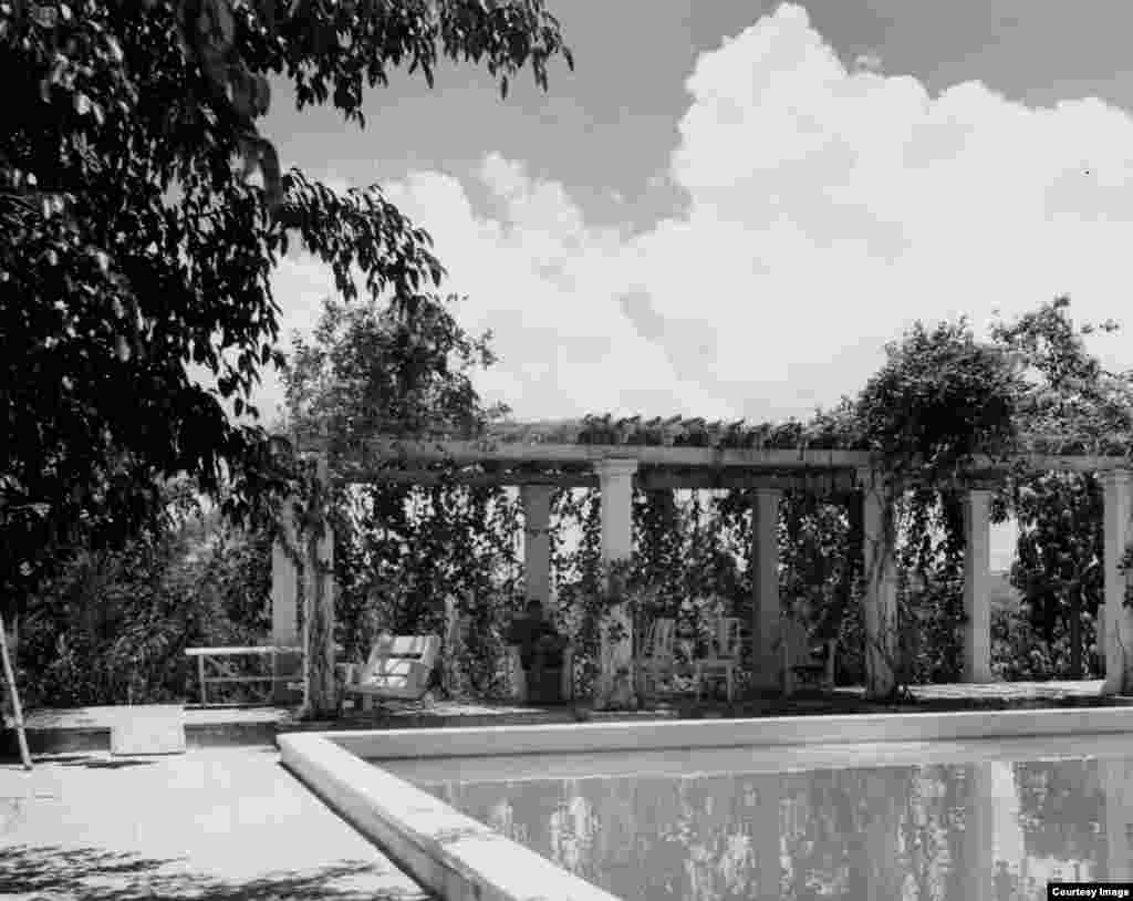 Hemingway leyendo en la piscina, en la Finca Vigía (circa 1947).