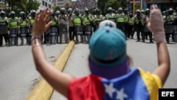 Manifestantes opositores se enfrentan con la Policía Nacional Bolivariana en Caracas.