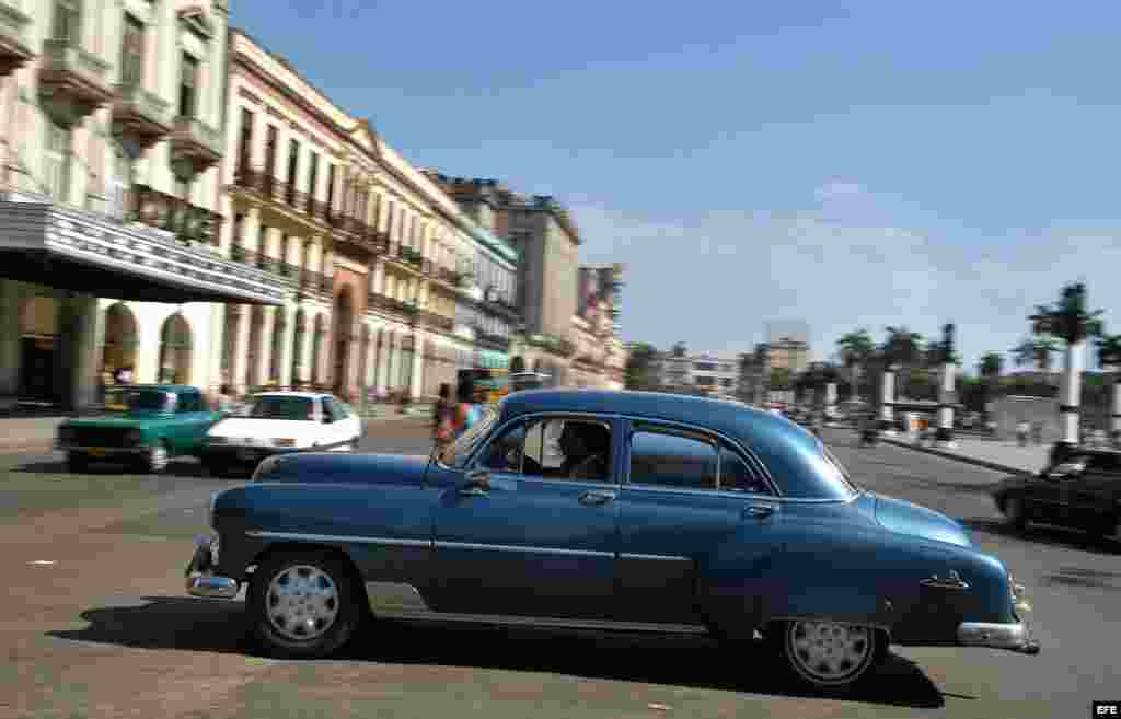 Un viejo auto marca Chevrolet circula por La Habana. 