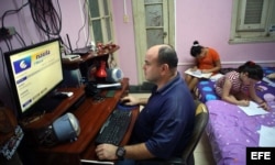 Un hombre se conecta a internet en su casa en La Habana