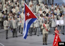 El atleta Mijain López encabeza la delegación de Cuba durante el desfile de la ceremonia de inauguración de los Juegos Olímpicos celebrado hoy, 8 de agosto de 2008, en el Estadio Nacional, también conocido como el Nido de Pájaro, en Pekín (China), y en lo