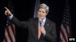 El secretario de Estado de EEUU, John Kerry, pronuncia su discurso durante su visita a la sede el USAID en Washington, Estados Unidos, el 15 de febrero de 2013. 