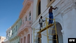 Obreros cubanos trabajan en el remozamiento de edificios y calles de La Habana.