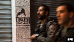 Vista de un grafiti en el que se lee "Arma blanca, rebelión en Jerusalén" .
