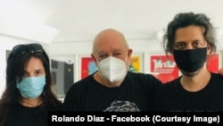 El cineasta cubano Rolando Díaz, entre la actriz Lynn Cruz y el director Miguel Coyula, denuncia nuevo acto de censura (Imagen de Facebook).