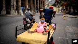 En medio de la reapertura la capital cubana enfrenta varios brotes de coronavirus. (AP/ Ramón Espinosa)
