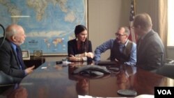 La bloguera cubana Yoani Sánchez conversa con el director de la Voz de América, David Ensor (derecha), durante una visita a nuestras instalaciones en Washington, este miércoles.