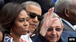 (i-d) La primera dama estadounidense, Michelle Obama; el presidente de Estados Unidos, Barack Obama y el gobernante de Cuba, Raúl Castro.