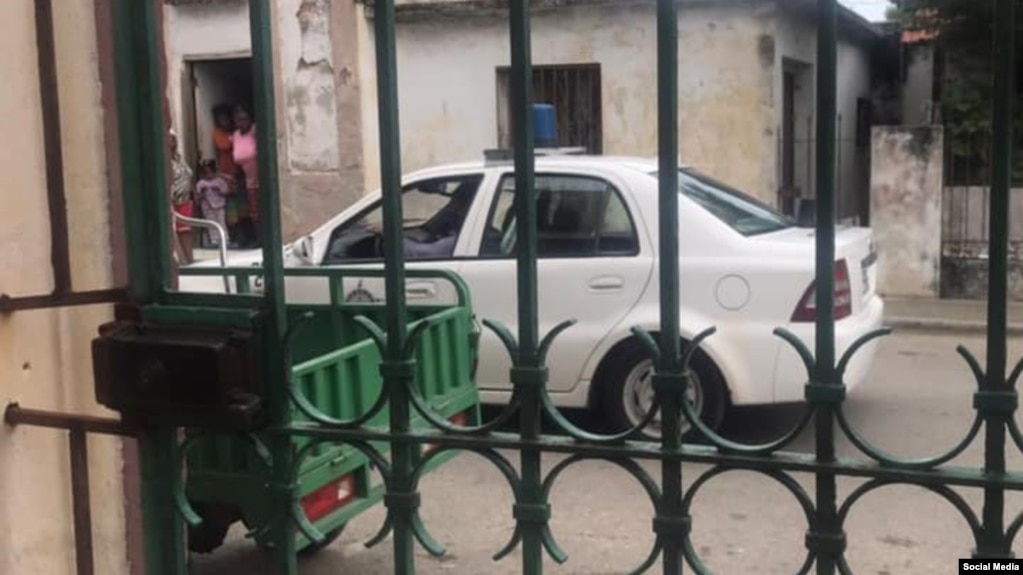 Una patrulla de la policía vigila la vivienda de un activista en La Habana. 