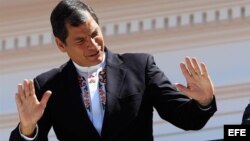 El editorial destaca que el autoritario presidente de Ecuador, Rafael Correa, persigue implacable y abiertamente a todo medio o periodista que disienta de sus opiniones.