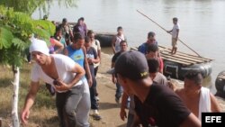 Decenas de migrantes cubanos cruzan el río Suchiate, en la frontera de México con Guatemala. EFE