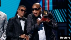 Alexander Delgado (der.) y Randy Malcom Martínez en los Latin Grammy de 2017. REUTERS/Mario Anzuoni