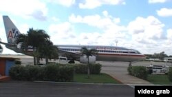 Un Boeing 737 de American espera en la Terminal 2 del Aeropuerto Internacional José Martí.