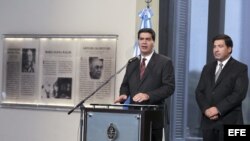 El jefe de Gabinete del Gobierno argentino, Jorge Capitanich, junto a Ricardo Echegaray (d), titular de la Administración Federal de Ingresos Públicos, AFIP. 