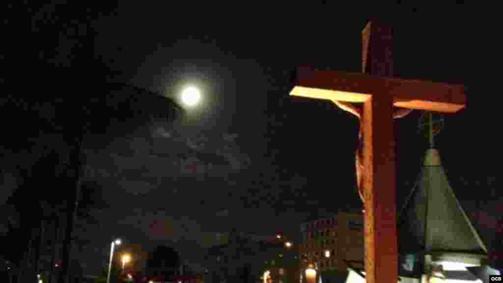 Con la luna todavía iluminando la bahía de Biscayne ya está todo listo para el comienzo de la misa