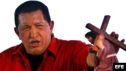 Archivo - Hugo Chávez toca una imagen de Jesús 
