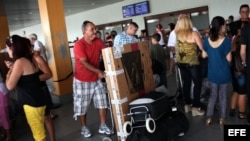 Un cubanoamericano llega al Aeropuerto José Martí de La Habana.
