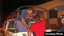 Cubanos detenidos en Guayaramerín, Bolivia, son conducidos por la Fuerza Especial de Lucha Contra el Crimen (El Mundo)