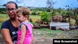 Daniela Rojo con su hija en brazos. (Captura de foto/Periodismo de Barrio)
