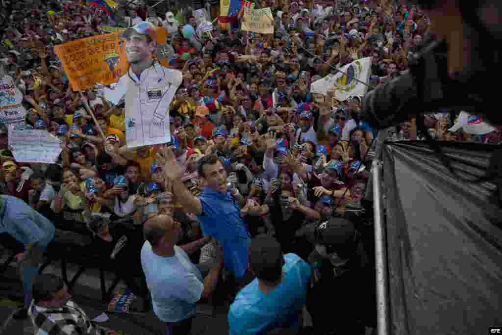  El candidato opositor a la Presidencia de Venezuela, Henrique Capriles durante una caravana electoral en Barcelona (Venezuela). 
