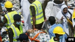Peregrinos reciben atención médica tras una avalancha humana en La Meca que dejó más de 700 muertos.