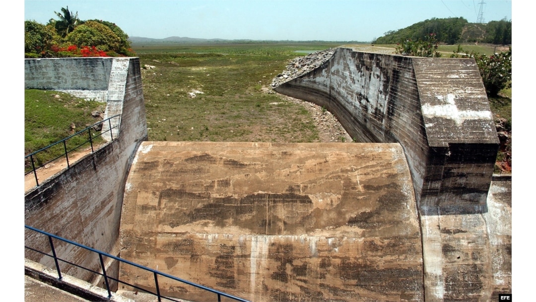 ARCHIVO. Un embalse de agua completamente seco en la provincia de Holguín.