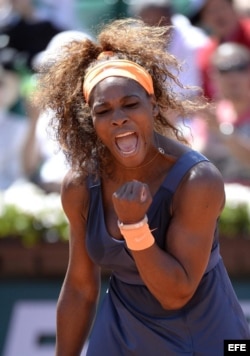 La tenista estadounidense Serena Williams celebra su victoria en el partido de cuartos de final de Roland Garros.