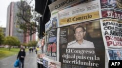 Periódicos peruanos amanecieron con la noticia de la destitución de Vizcarra. Ernesto BENAVIDES / AFP