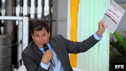 El presidente de Ecuador, Rafael Corea, arremetió contra la prensa que actúa en favor de "los intereses del gran capital", y defendió la democratización de la propiedad de los medios durante una charla magistral en la "Primera cumbre para un periodismo re