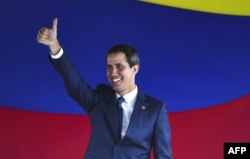 El presidente Interino de Venezuela, Juan Guaidó, saluda al terminar en la Asamblea Nacional la votación que convirtió a Venezuela en miembro acivo del TIAR (Foto: Archivo)..