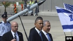 Barack Obama (c), y el primer ministro israelí, Benjamin Netanyahu (d), visitan el sistema antimisiles Iron Dome en el aeropuerto de Ben Gurion, cerca de Tel Aviv, Israel. 