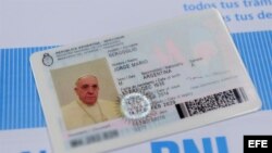Fotografía cedida por el Ministerio de Interior y Transporte de Argentina en la que se observa el nuevo documento nacional de identidad (DNI) del Papa Francisco. 