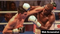 El boxeador cubano Julio César La Cruz (d) venció al mexicano Rogelio Romero en los 81 kilogramos.