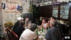 Varias personas almuerzan en el restaurante privado "Los Amigos", en La Habana. 