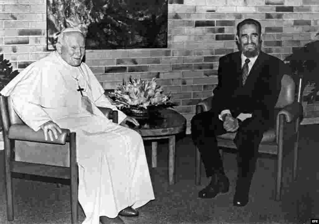 El papa Juan Pablo II junto a Fidel Castro, durante la visita que el mandatario cubano realizó al Vaticano. Archivo.