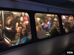 Las manifestantes se desplazaron en el metro de Washington para participar en la Marcha de las Mujeres.