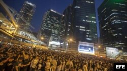 Miles de personas se manifiestan a favor de la democracia en Hong Kong