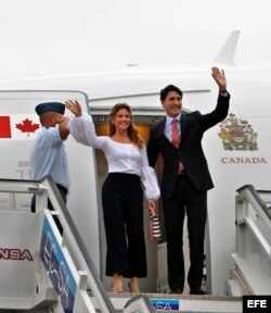Trudeau y su esposa Sophie Grégoire saludan a su llegada a La Habana.