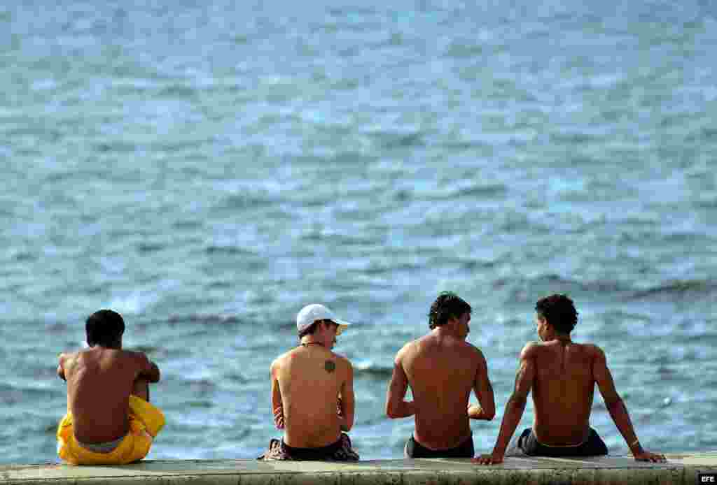 Muchos jóvenes prefieren el Malecón para bañarse o conversar