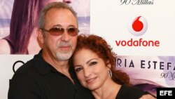 La cantante cubana Gloria Estefan, junto a su esposo, el productor Emilio Estefan.
