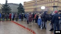 Miles de rusos hoy en la célebre plaza Lubianka de Moscú, donde estaba la sede del KGB.