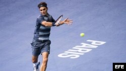  El tenista suizo Roger Federer devuelve una bola al alemán Philipp Kohlschreiber.