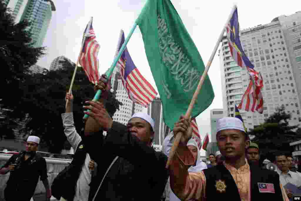 Musulmanes malasios participan en una protesta antiestadounidense frente a la embajada del país norteamericano en Kuala Lumpur, Malasia, hoy viernes 14 de septiembre de 2012. Según informan medios de comunicación, cientos de activistas musulmanes se congr